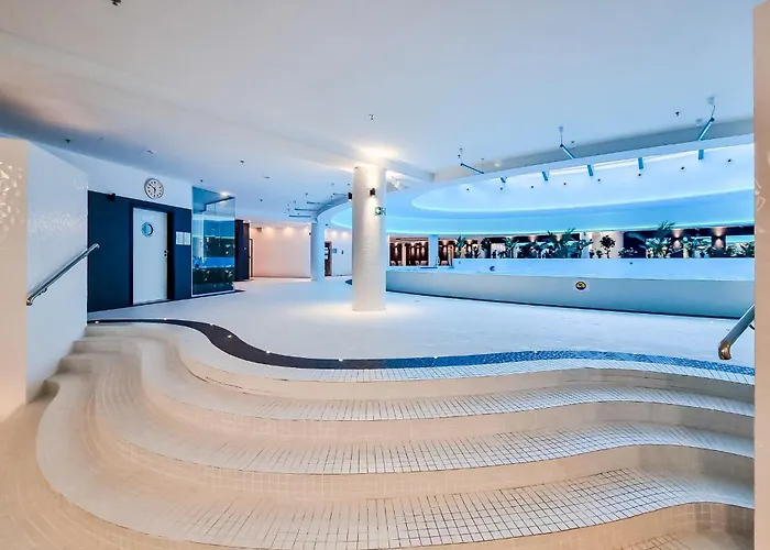 Ans Hanza Tower - 22nd Floor With View, Swimming Pool, Sauna, Jacuzzi, Viewing Terrace *